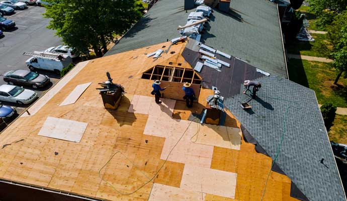 professional worker prepping roof deck